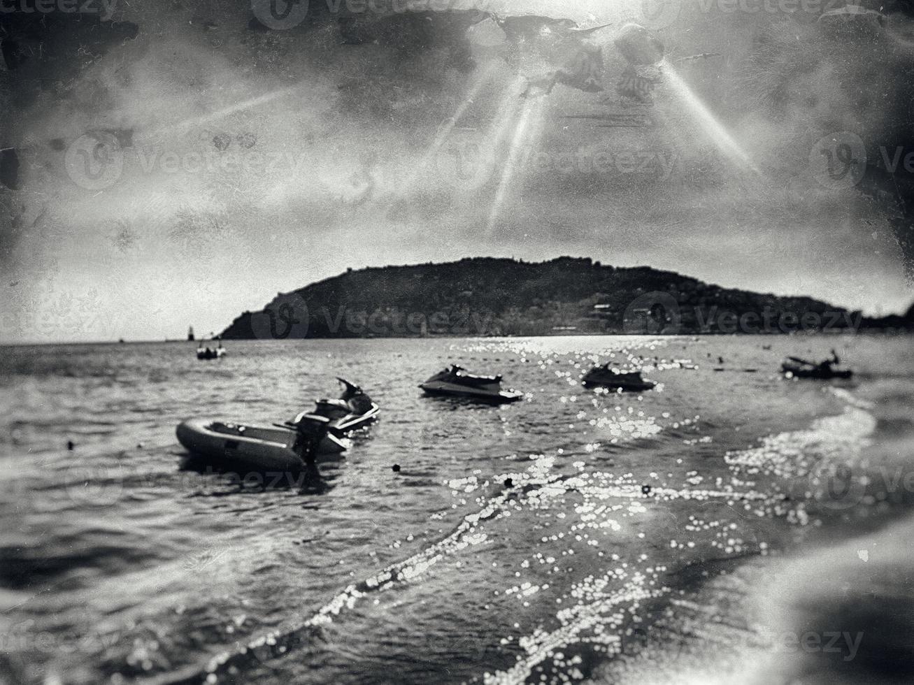 Foto av en strand i Kalkon i alanya på en skön sommar dag stiliserade som ett gammal fotografi skön Foto av en strand i Kalkon i alanya på en skön sommar dag stiliserade som ett gammal fotografera