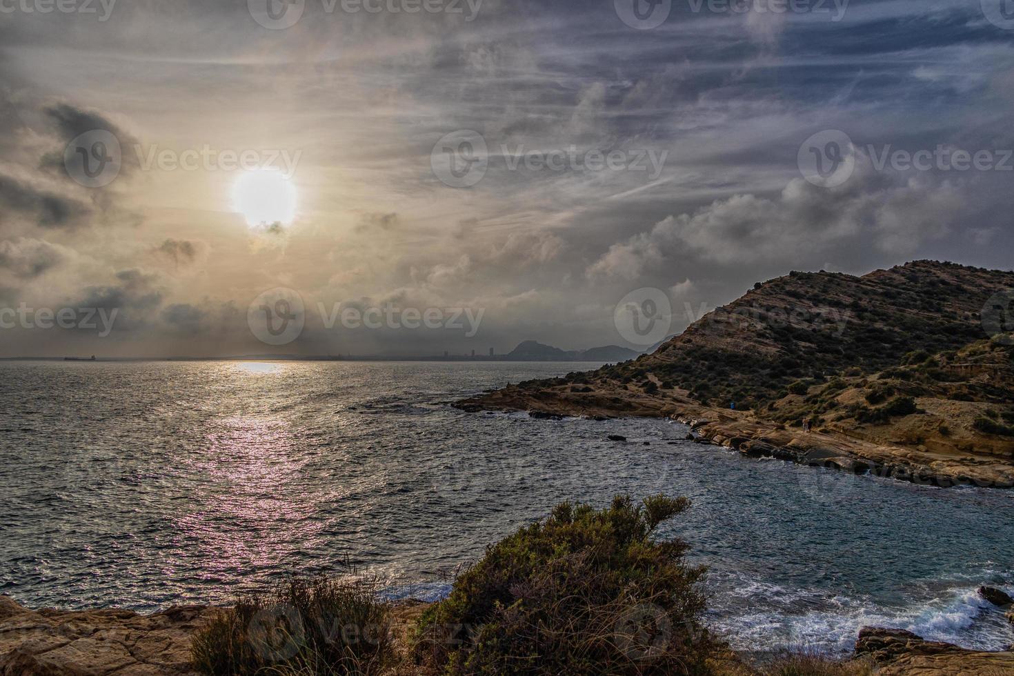 landskap av de havet av alicante Spanien på en värma solig höst dag foto