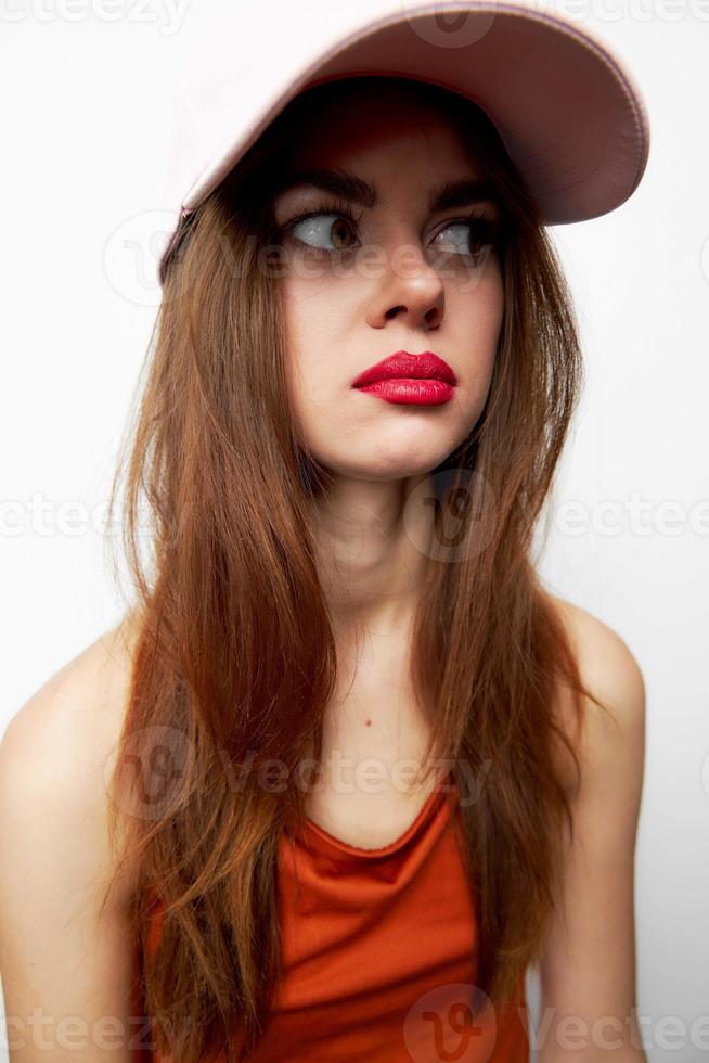 kvinna med en keps en se mot misstro på henne huvud modern kläder foto