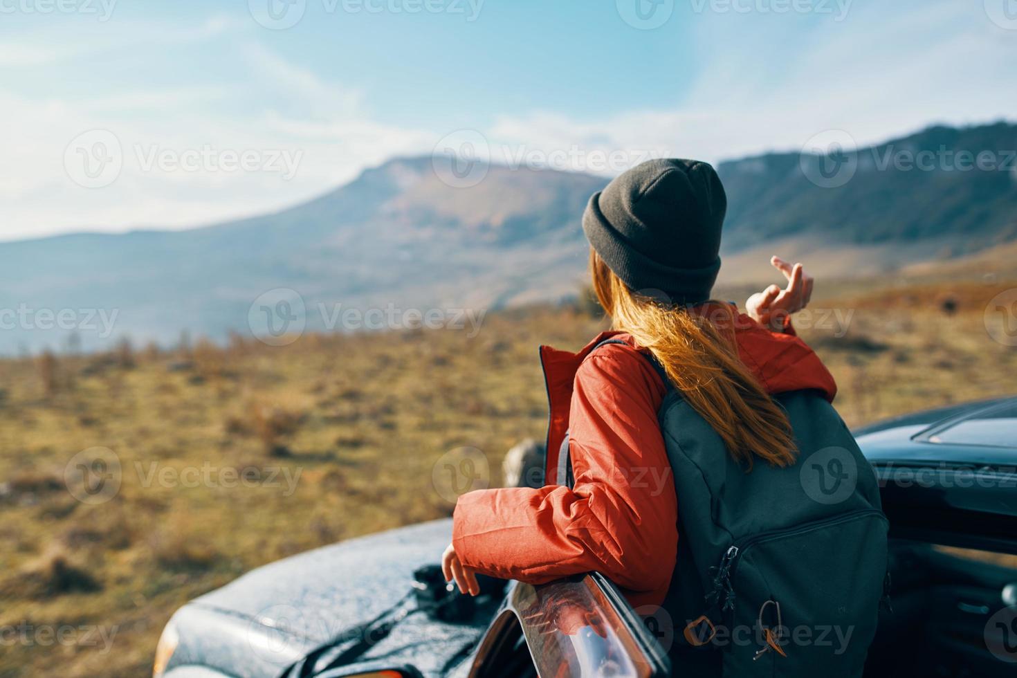 resande med en ryggsäck nära de bil i de bergen i sommar och blå himmel färsk luft foto