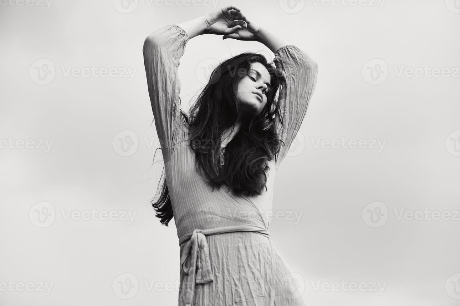 attraktiv kvinna i klänning dramatisk stil känslor Framställ svart och vit Foto