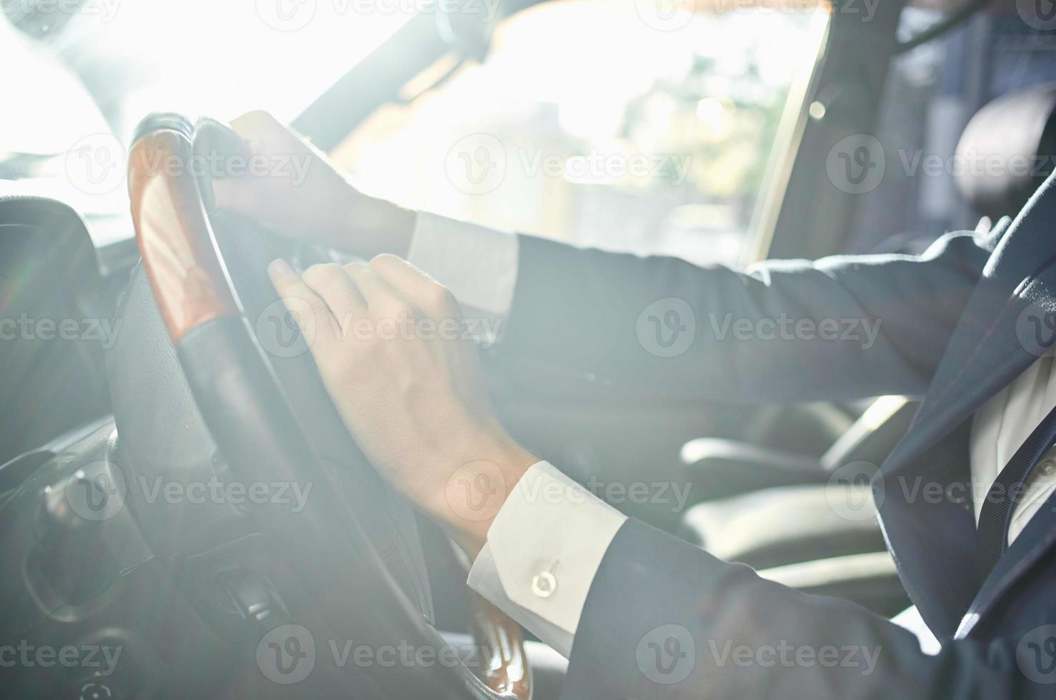 affärsmän i en kostym i en bil en resa till arbete Framgång foto