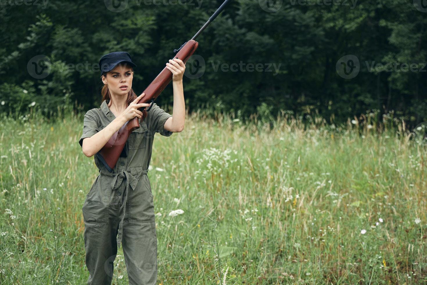 kvinna vapen utomhus färsk luft jakt svart keps foto