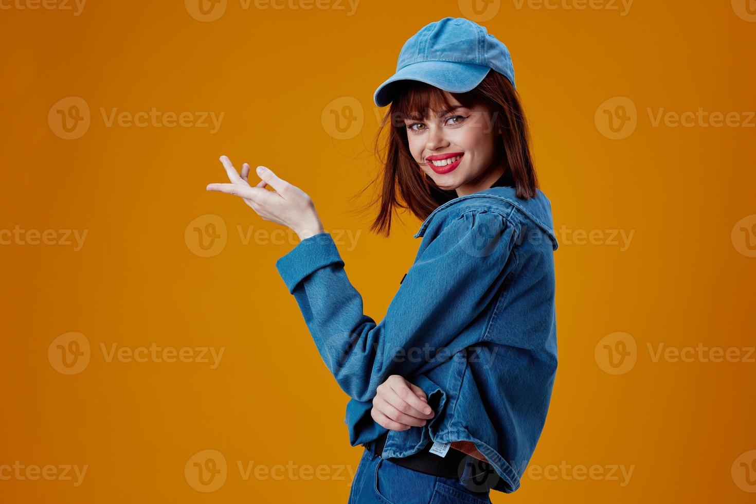 positiv ung kvinna denim Kläder mode Framställ keps Färg bakgrund oförändrad foto