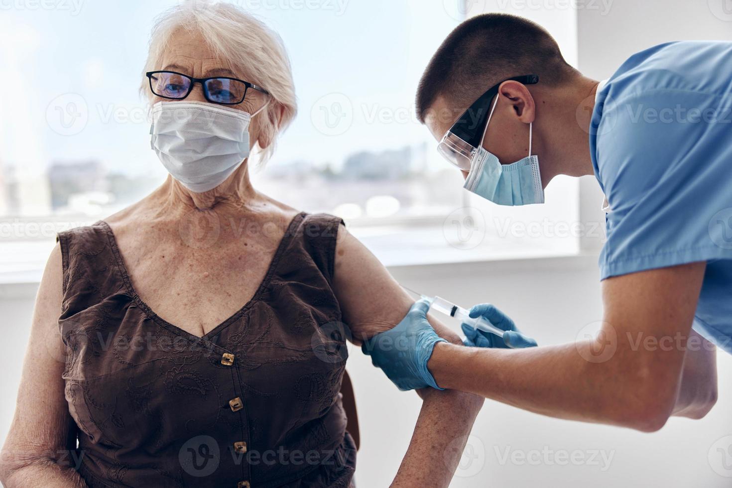 manlig läkare ger ett injektion immunisering säkerhet pandemi coronavirus foto