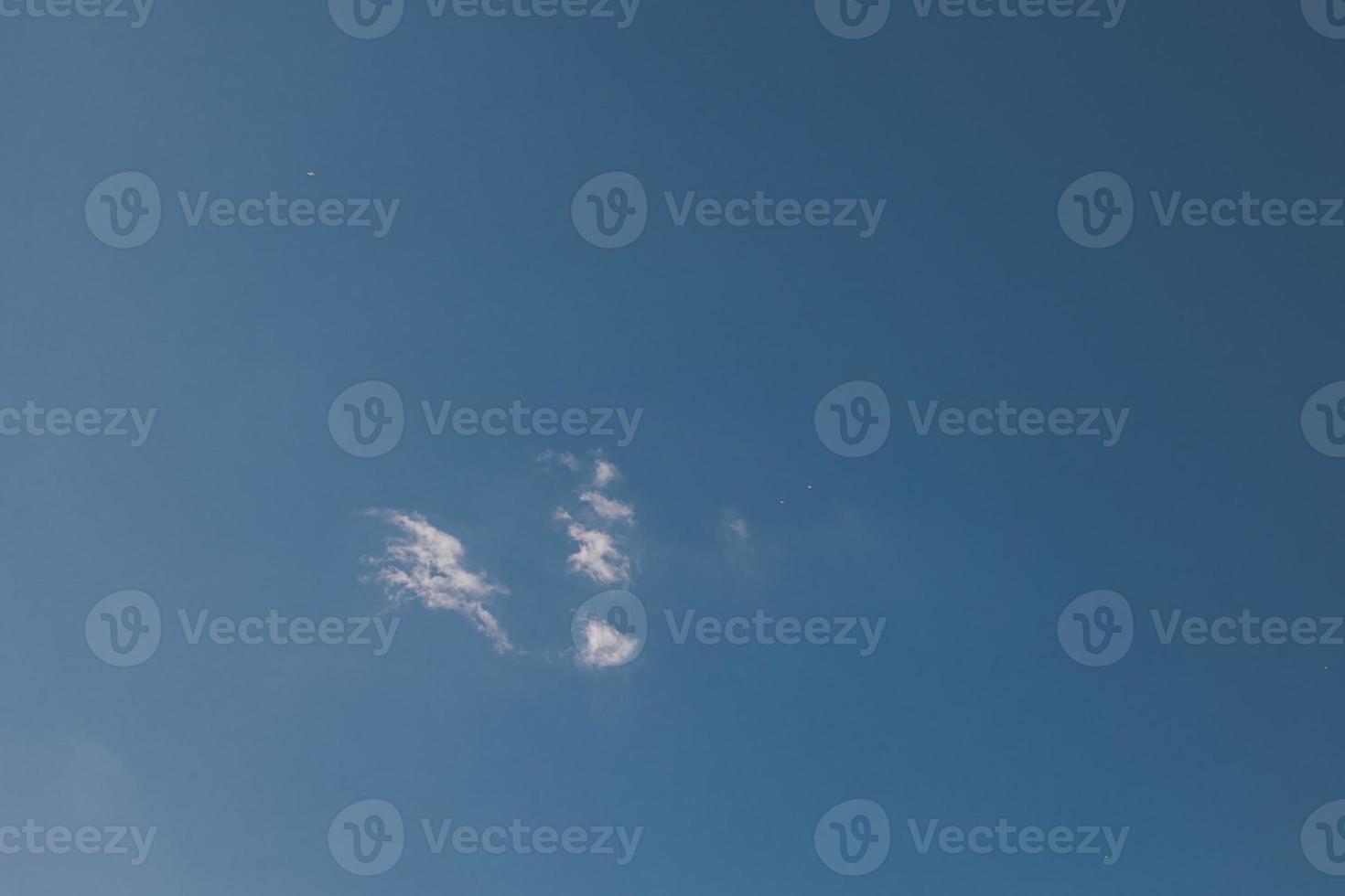 blå himmel med ett vit små moln naturlig bakgrund foto