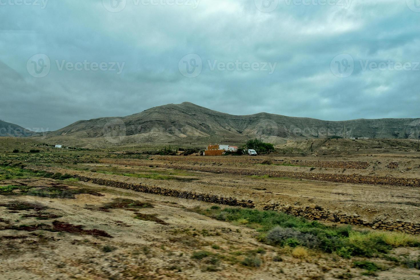 tömma mystisk bergig landskap från de Centrum av de kanariefågel ö spanska fuerteventura med en molnig himmel foto