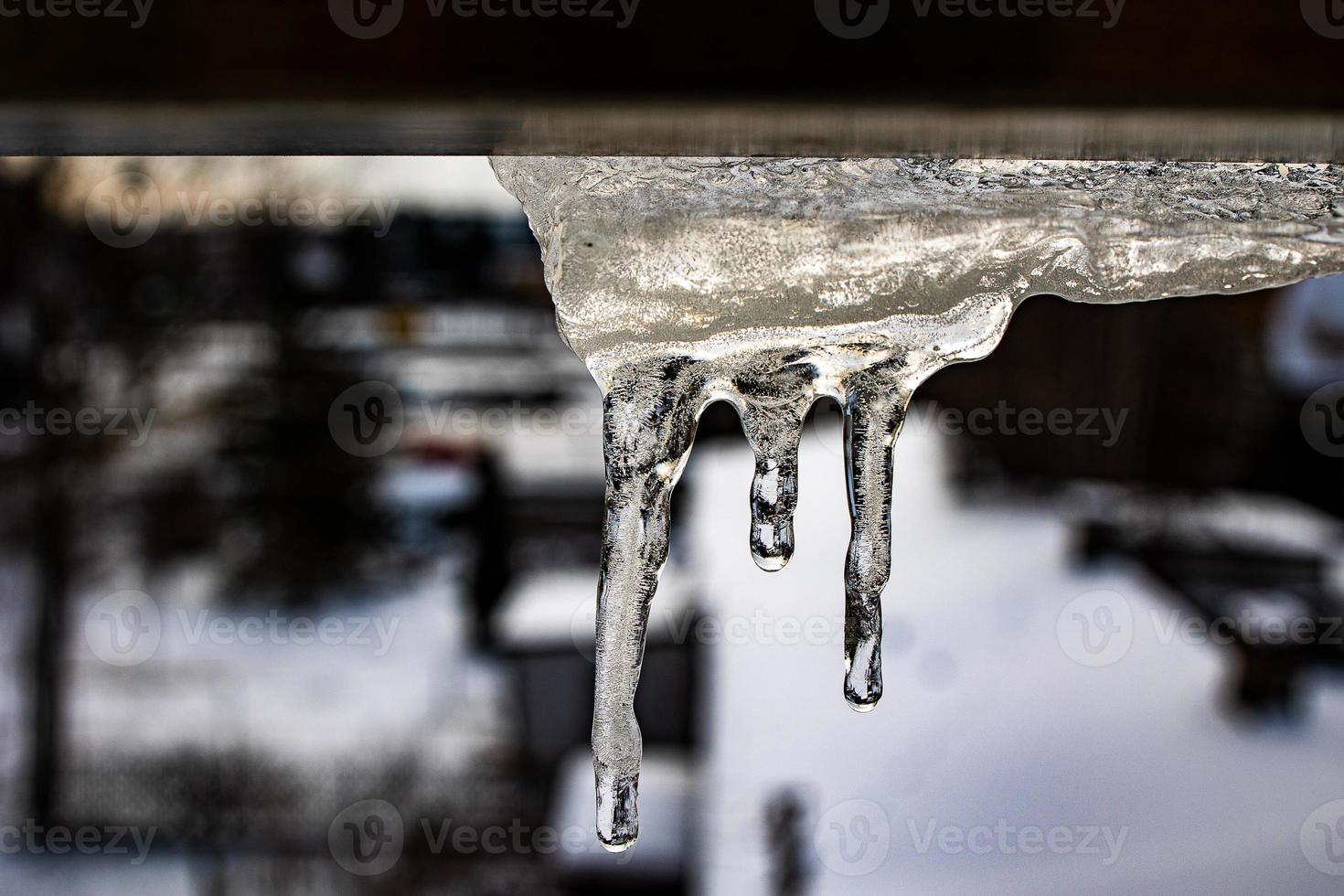 ittle vinter- istappar med droppande vatten närbild foto