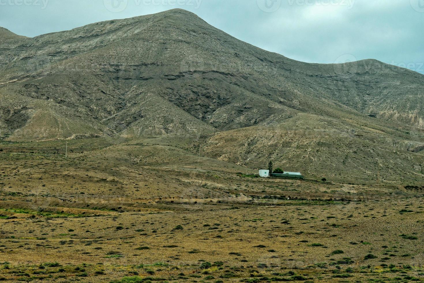 tömma mystisk bergig landskap från de Centrum av de kanariefågel ö spanska fuerteventura med en molnig himmel foto