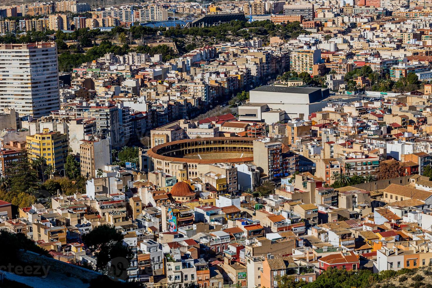 se på en solig dag av de stad och färgrik byggnader från de synpunkt alicante Spanien foto