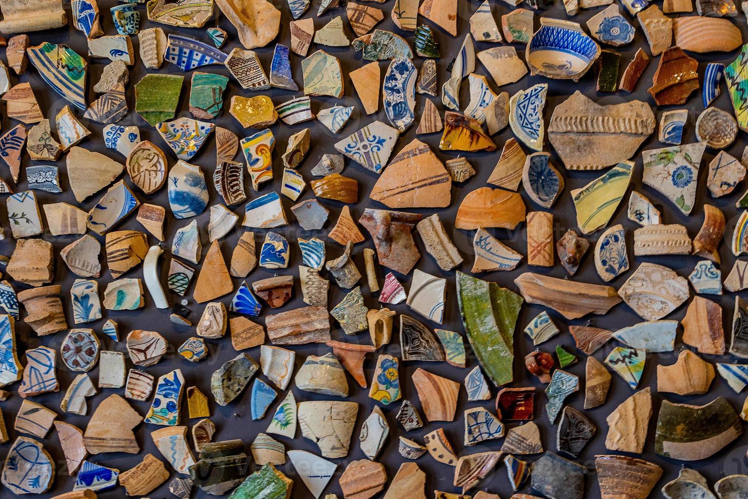 bakgrund från bitar av lera färgad bruten krukmakeri dekoration abstrakt foto