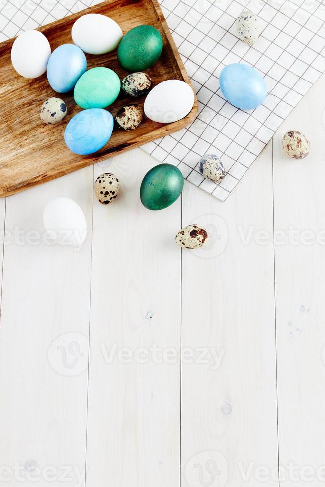 påsk kyrka Semester färgrik ägg på svarta tavlan och trä- tabell foto
