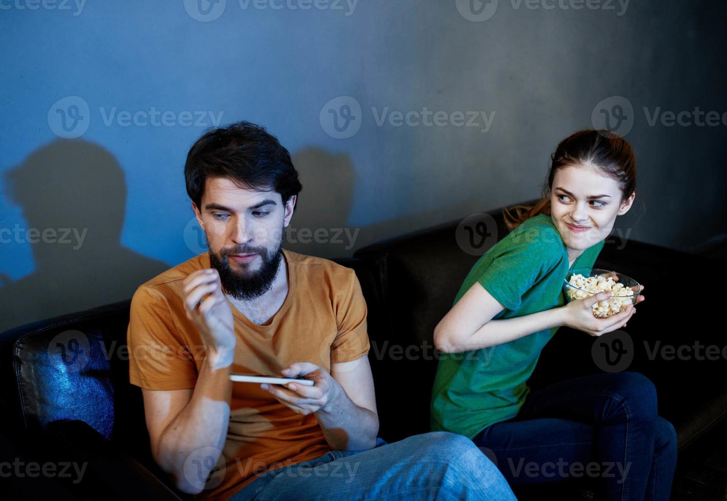 emotionell man och kvinna tittar på TV inomhus foto