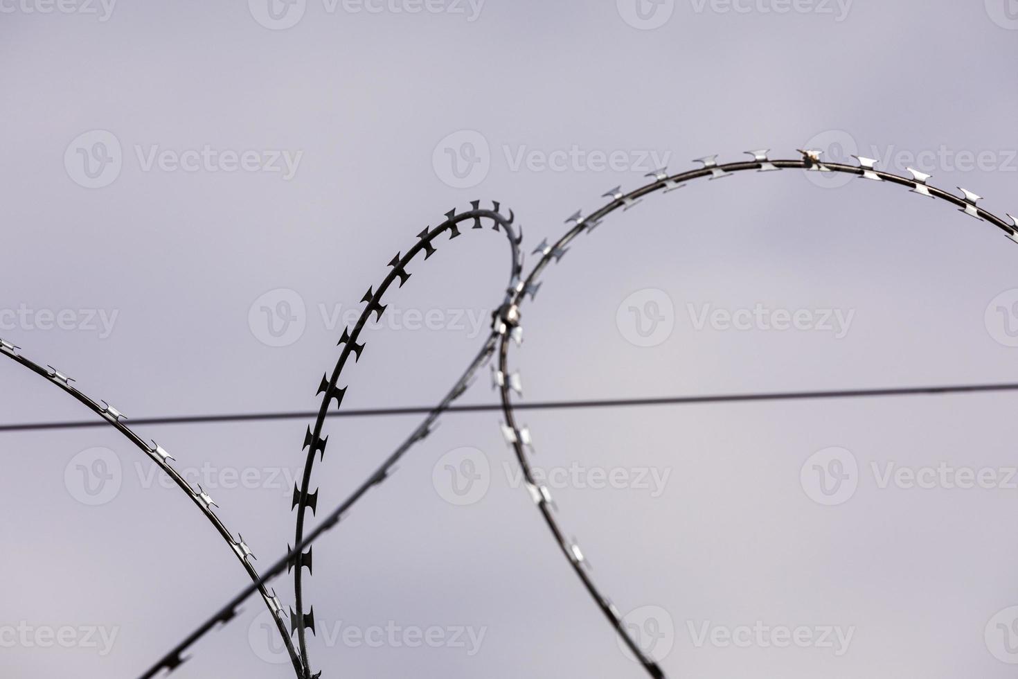 hullingförsedda tråd på de himmel bakgrund. metall tråd. selektiv fokus foto