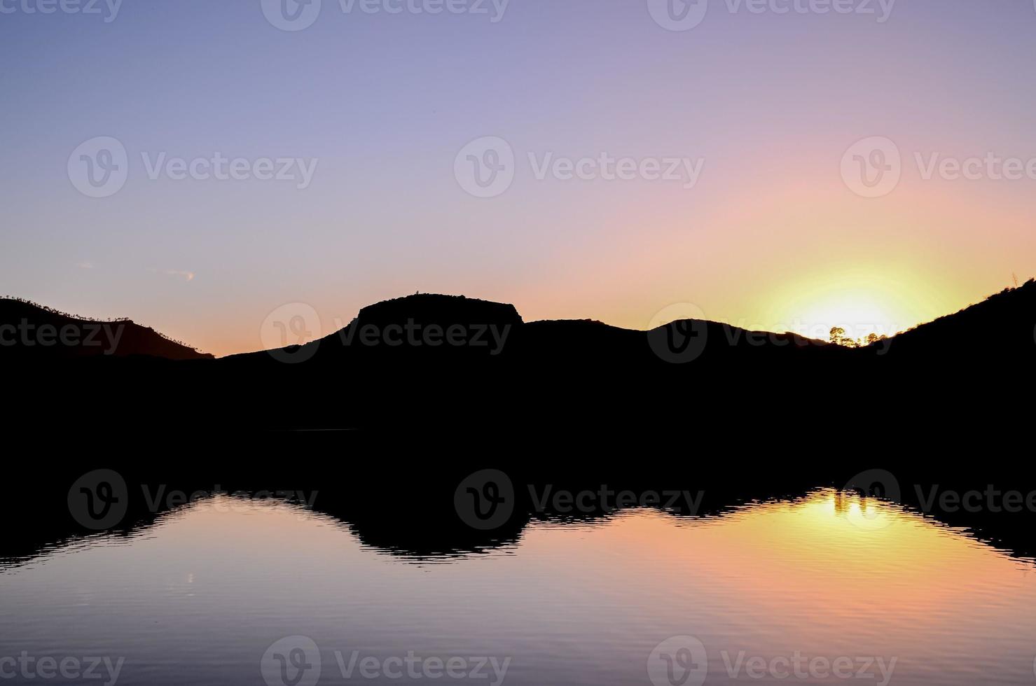 solnedgång över sjön foto