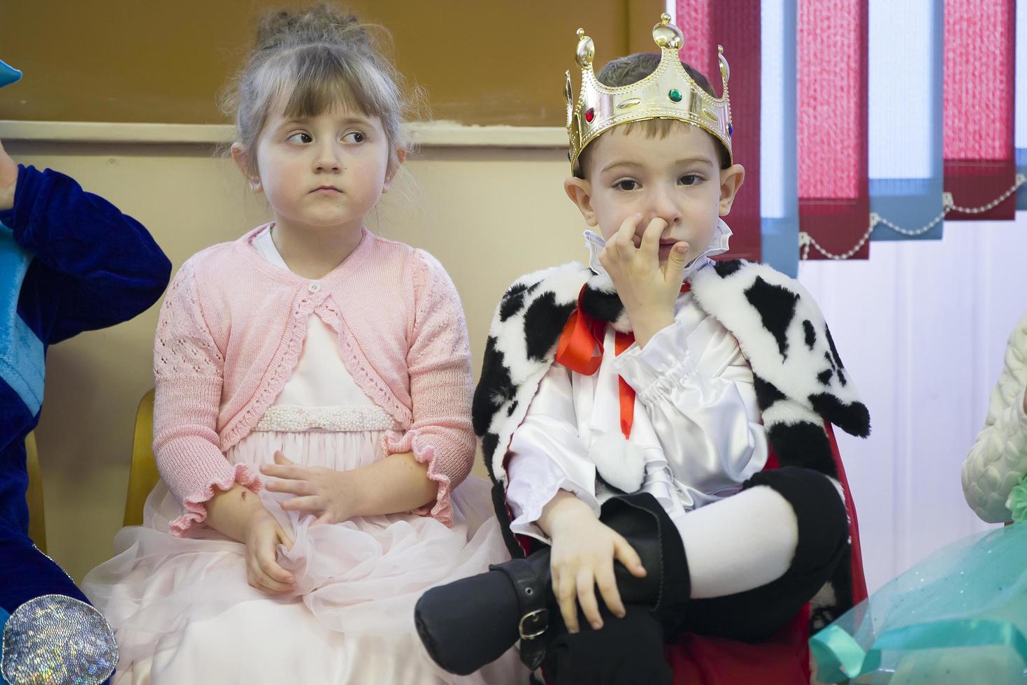 barn i karneval kostymer på de jul semester.pojke kung och flicka prinsessor foto