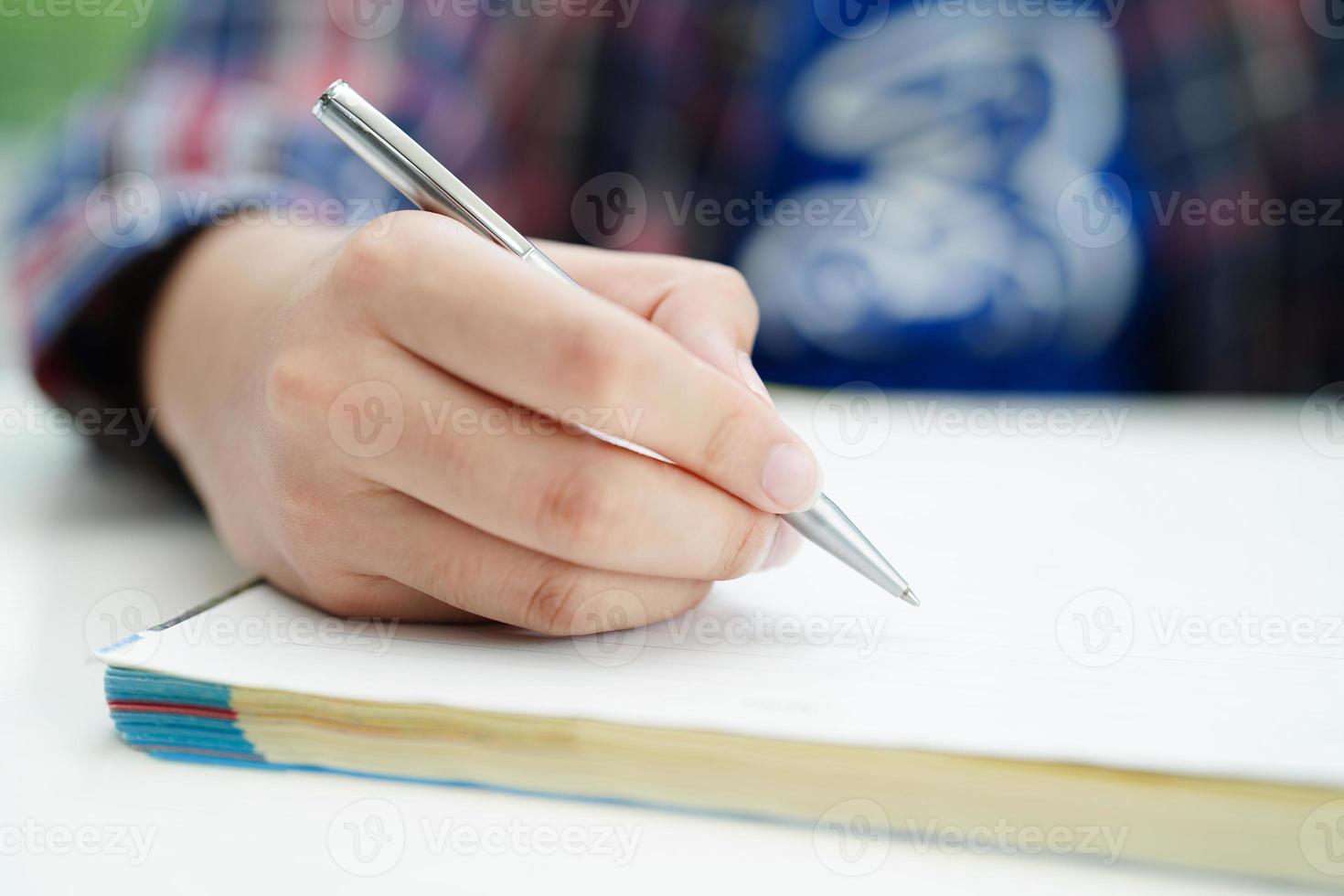 asiatisk Tonårs studerande skriva läxa, studie lektion för examen uppkopplad inlärning utbildning. foto