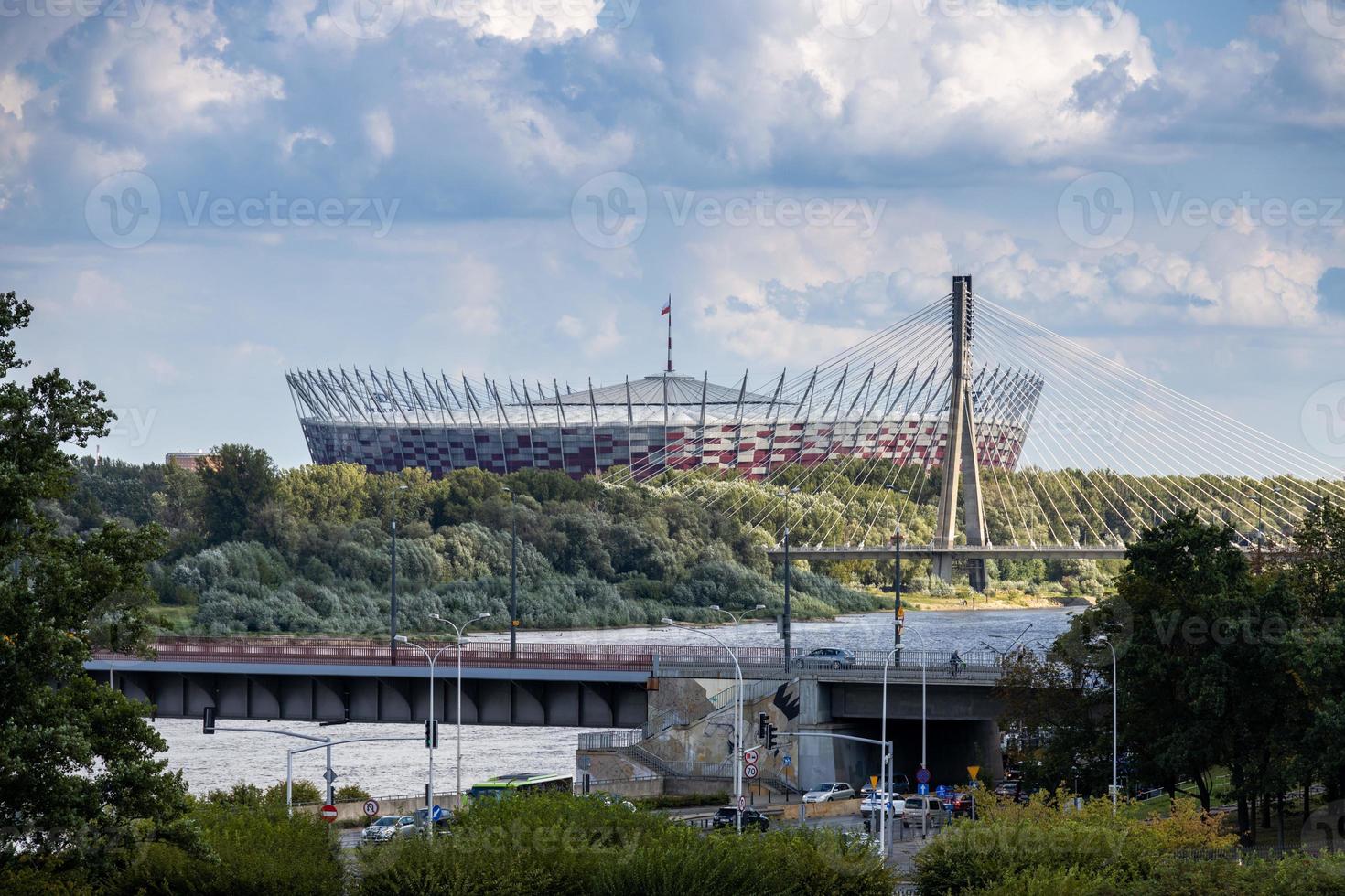 se av de pge putsa nationell stadion i Warszawa på en värma sommar dag foto