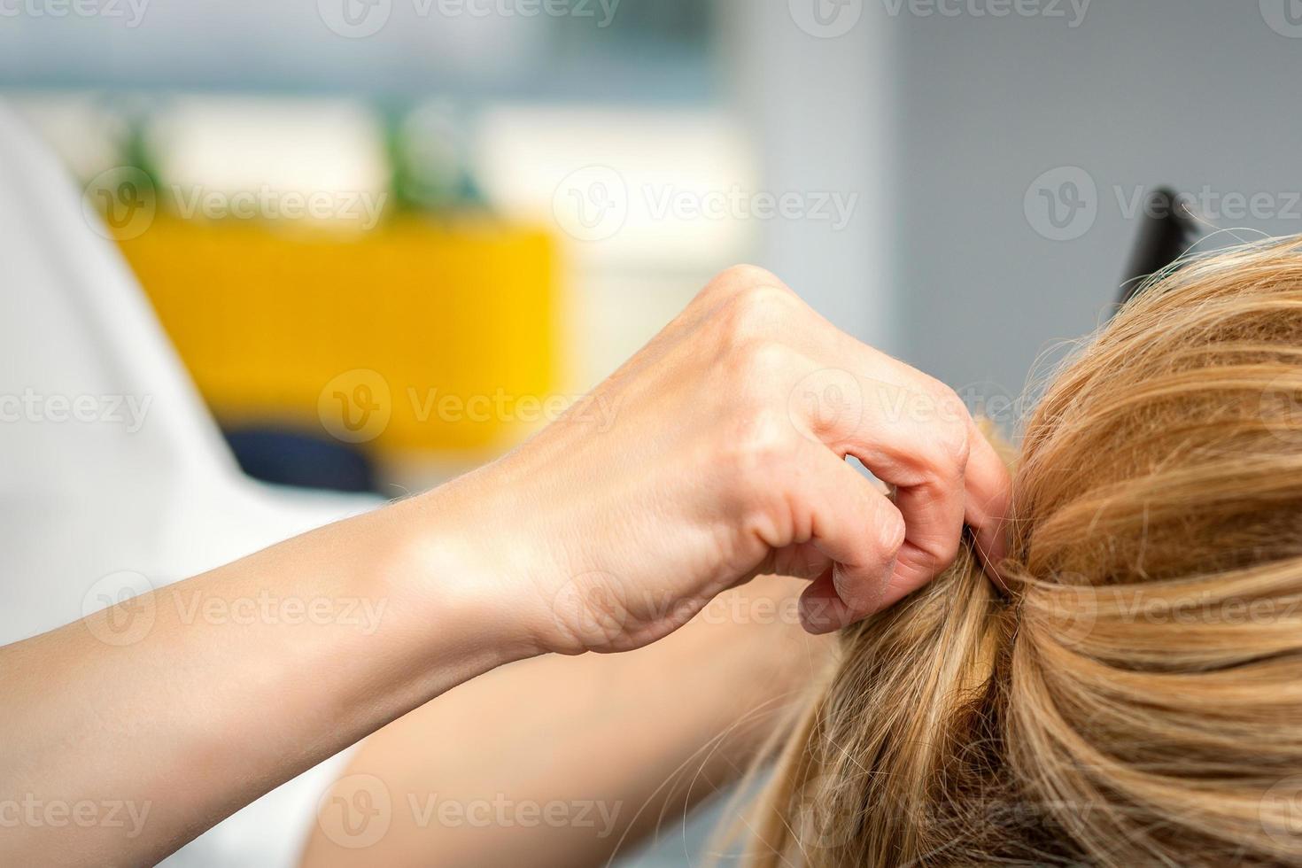 frisör styling hår av kvinna foto
