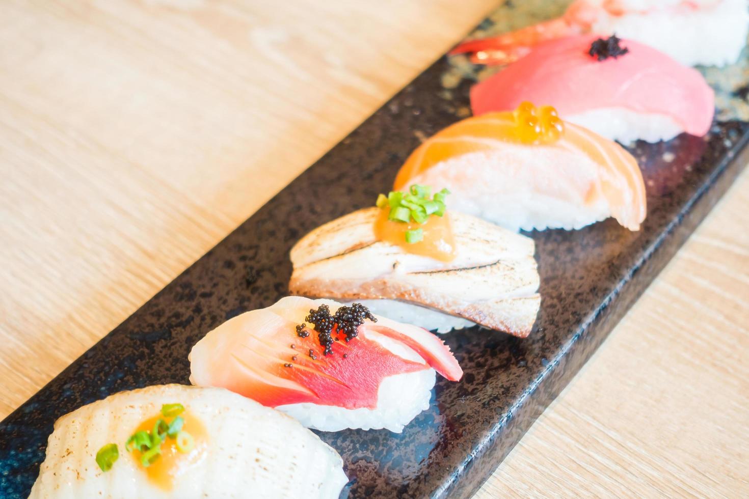rå färsk sushi foto