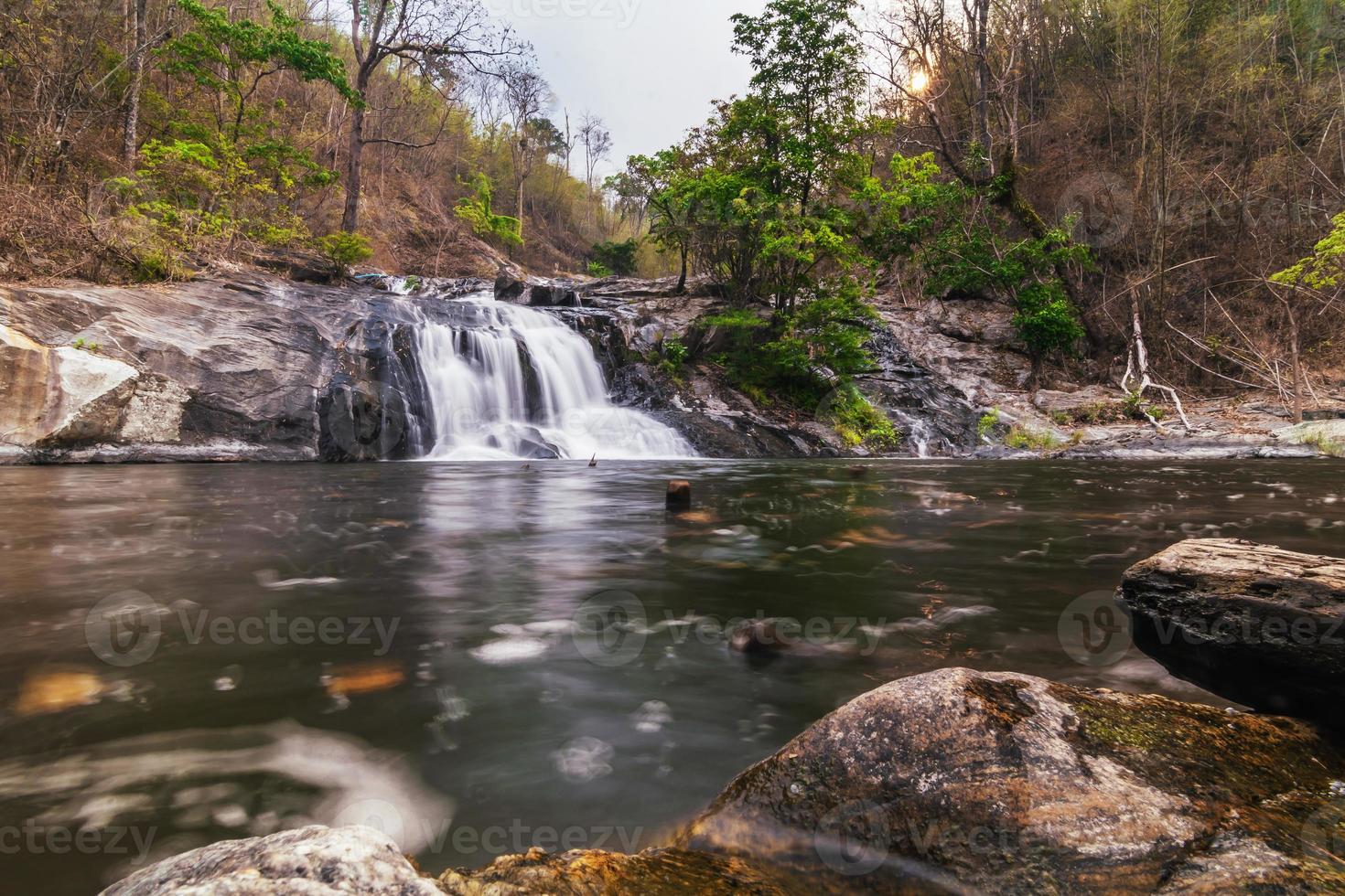 Khlong nam lai vattenfall, skön vattenfall i klong lan nationell parkera av thailand foto