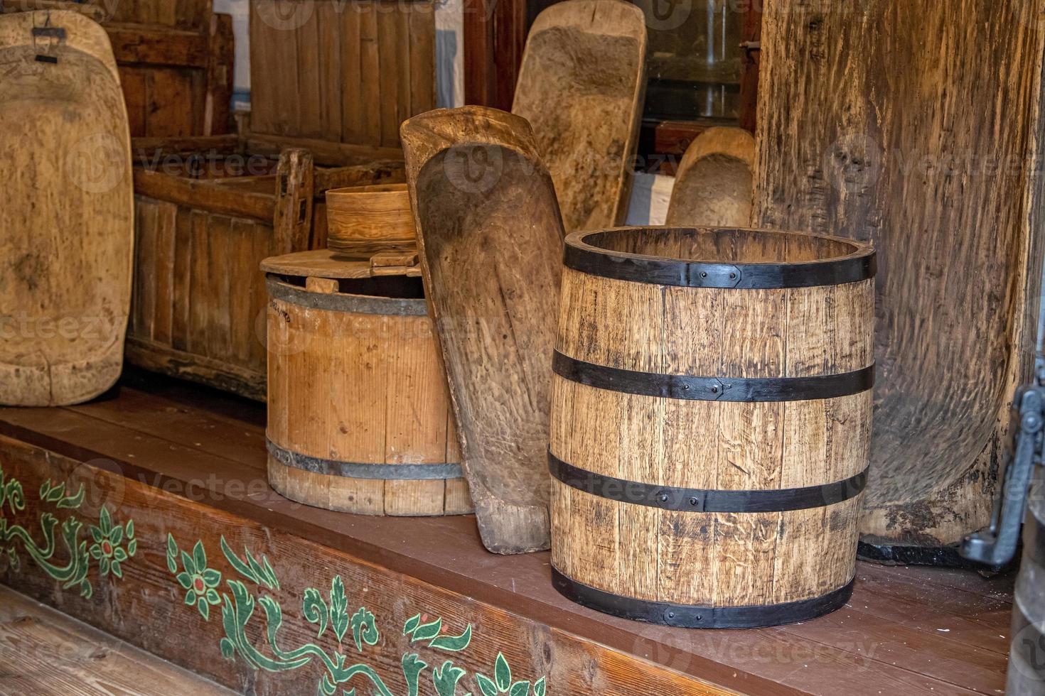 antik trä- etnografiska objekt från en bruka i en trä- hydda i ett utomhus museum foto