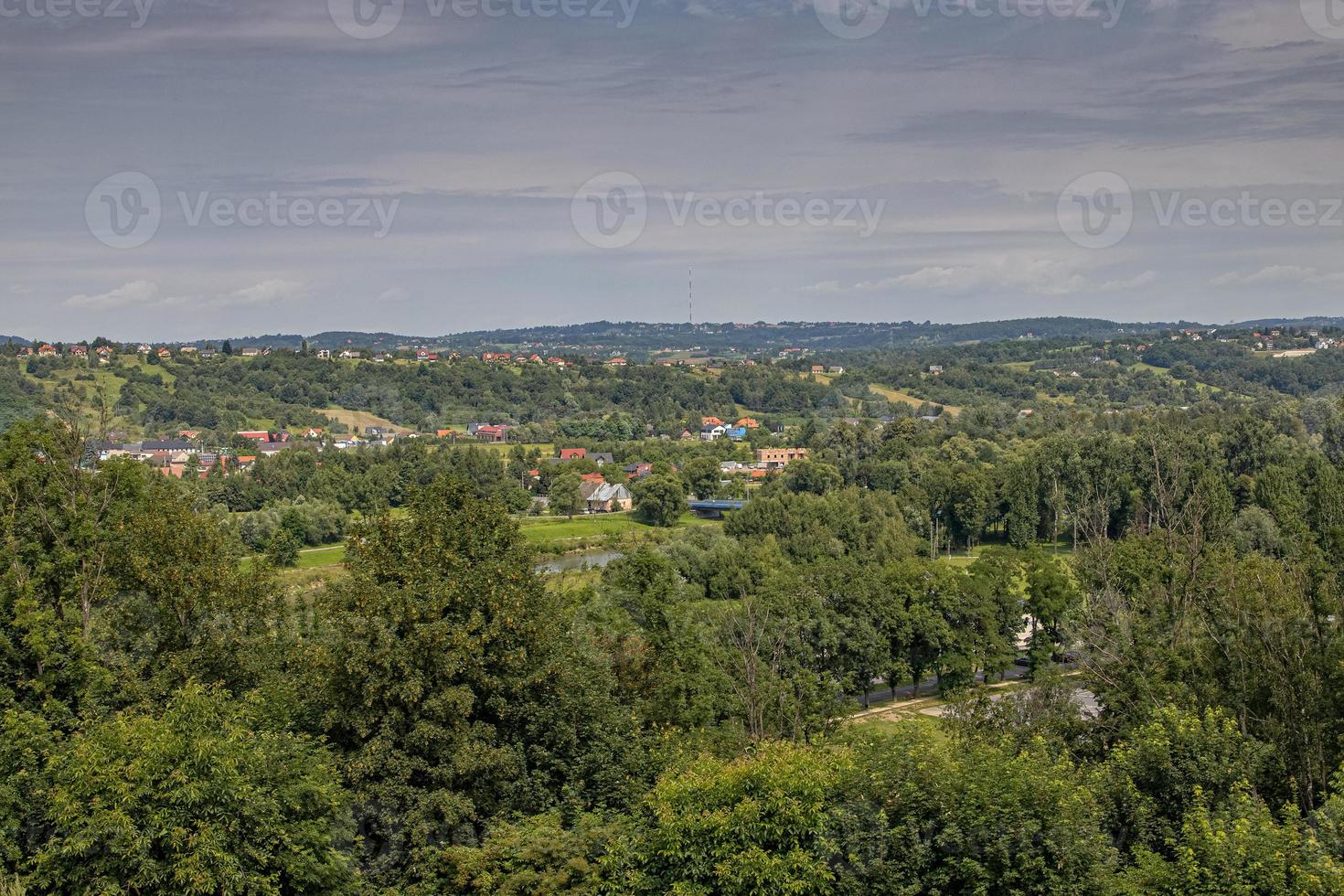 sommar se av de små stad av dobczyce i polen foto