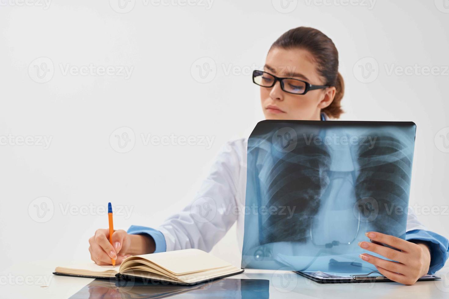 kvinna läkare medicin diagnostik forskning röntgen foto