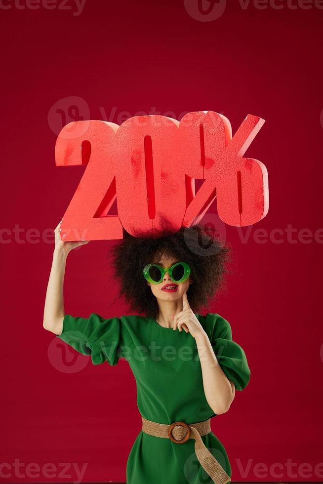 skön modern flicka innehav röd tjugo procent rabatt reklam Färg bakgrund oförändrad foto