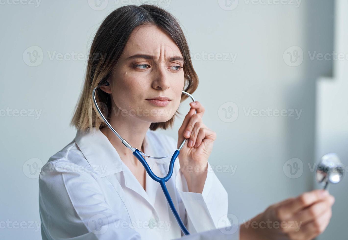 blå stetoskop kvinna läkare professionell arbetstagare porträtt beskurna se foto
