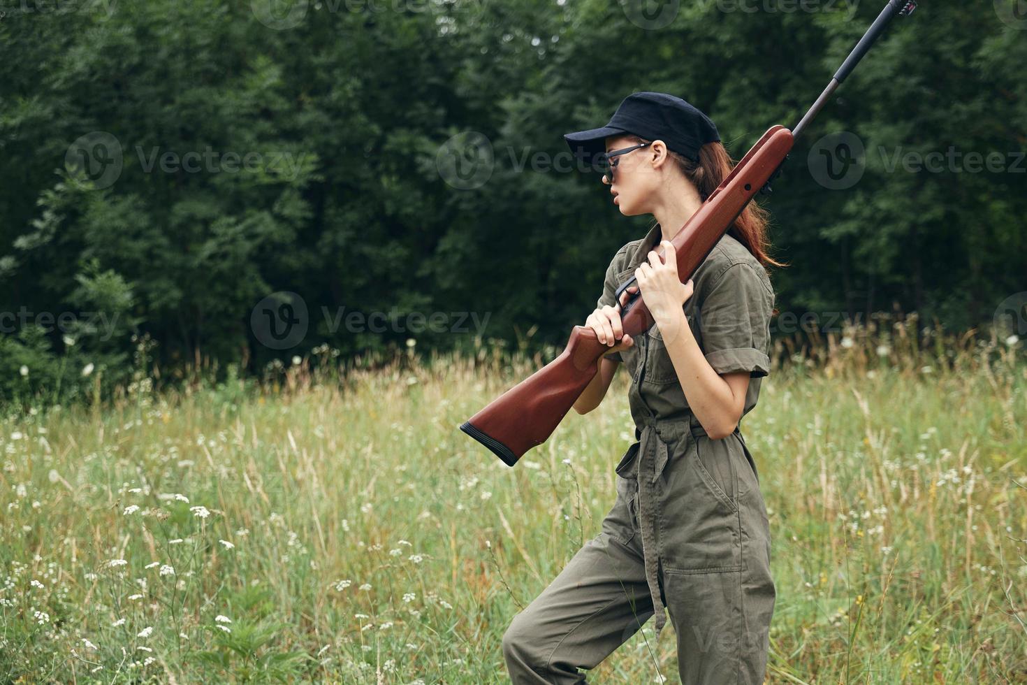 kvinna soldat innehav en pistol jakt resa svart keps foto