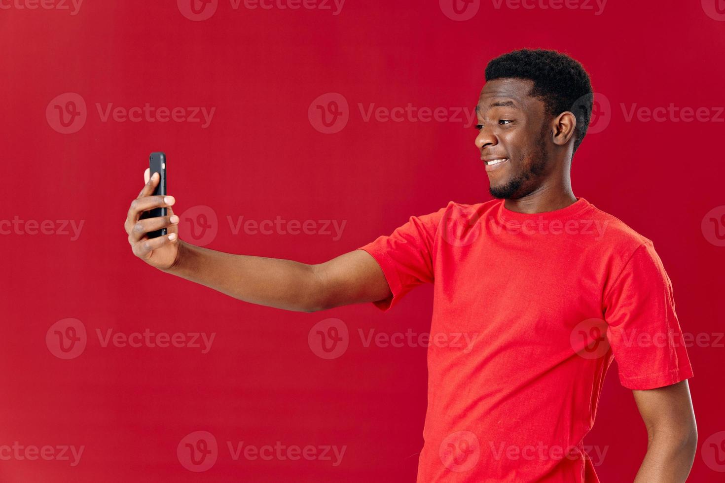 man afrikansk utseende med telefon i händer teknologi kommunikation glädje foto