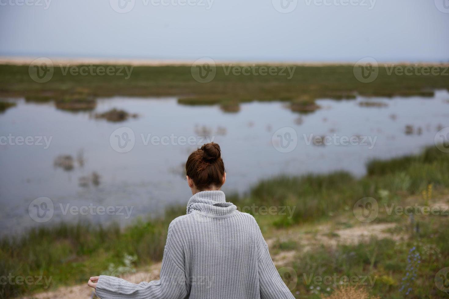 kvinna utomhus sjö promenad resa landskap foto