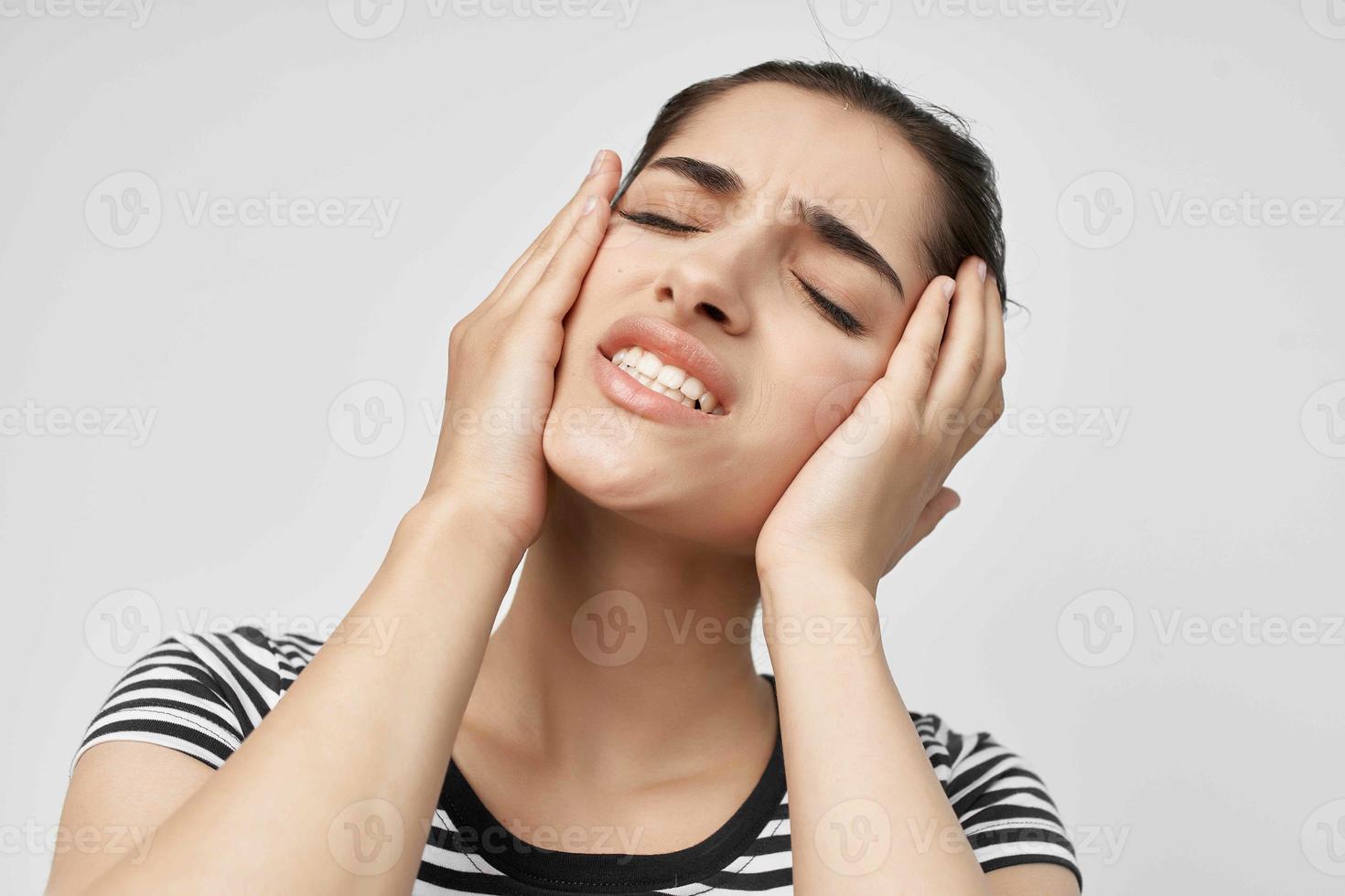 emotionell kvinna innehav på till ansikte tandvärk hälsa vård ljus bakgrund foto
