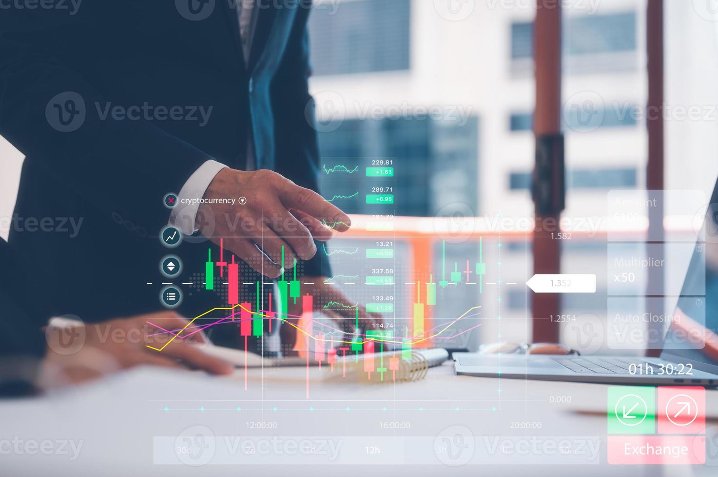 investering strategi, finansiell företag planen begrepp, företag partner, kollegor, personal möte i kontor använder sig av dator bärbar dator på tabell med virtuell Graf, data analys vinst tillväxt. foto