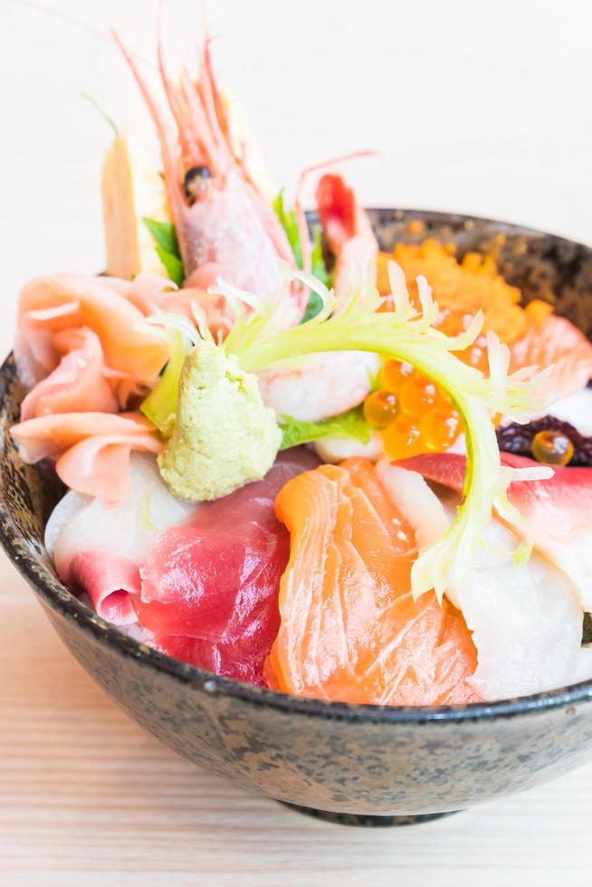 japansk risskål med sashimi skaldjur på toppen foto