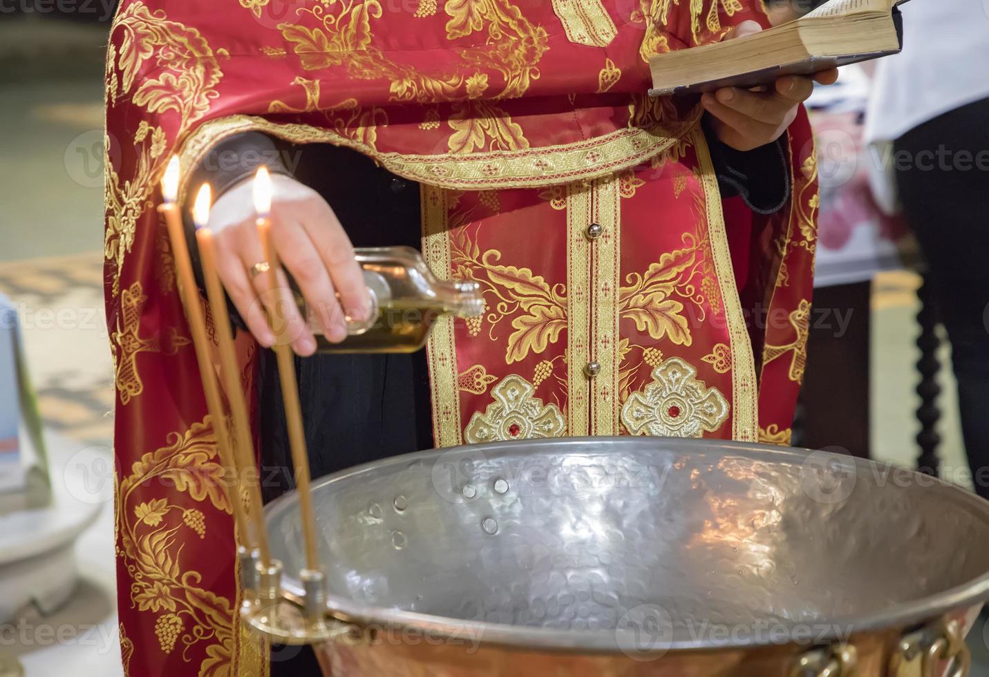 förberedelse för de dop av barn i de ortodox kyrka. de sakrament av dop. foto