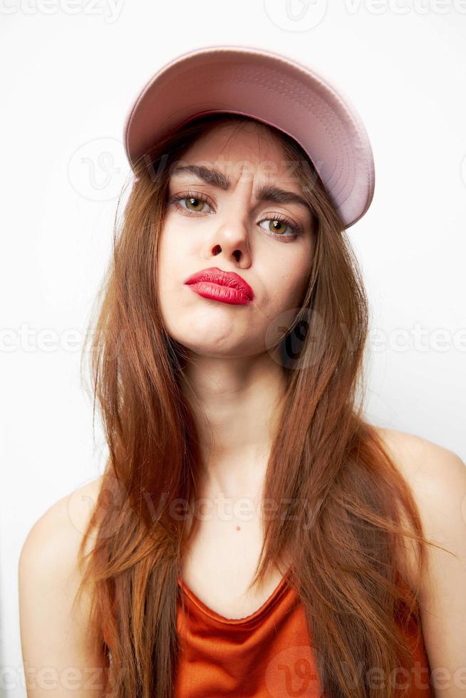 kvinna i en keps fräck glamour modell röd sundress foto
