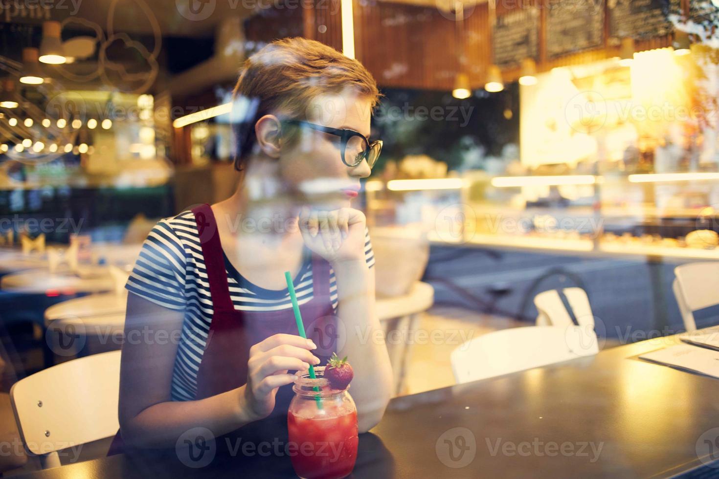 kvinna med kort hår Sammanträde i en restaurang cocktails fritid livsstil foto
