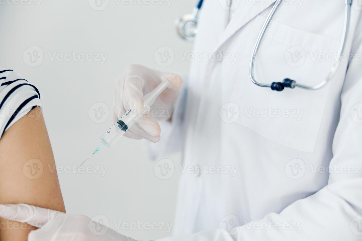 läkare ger en skott i de axel vaccin hälsa foto