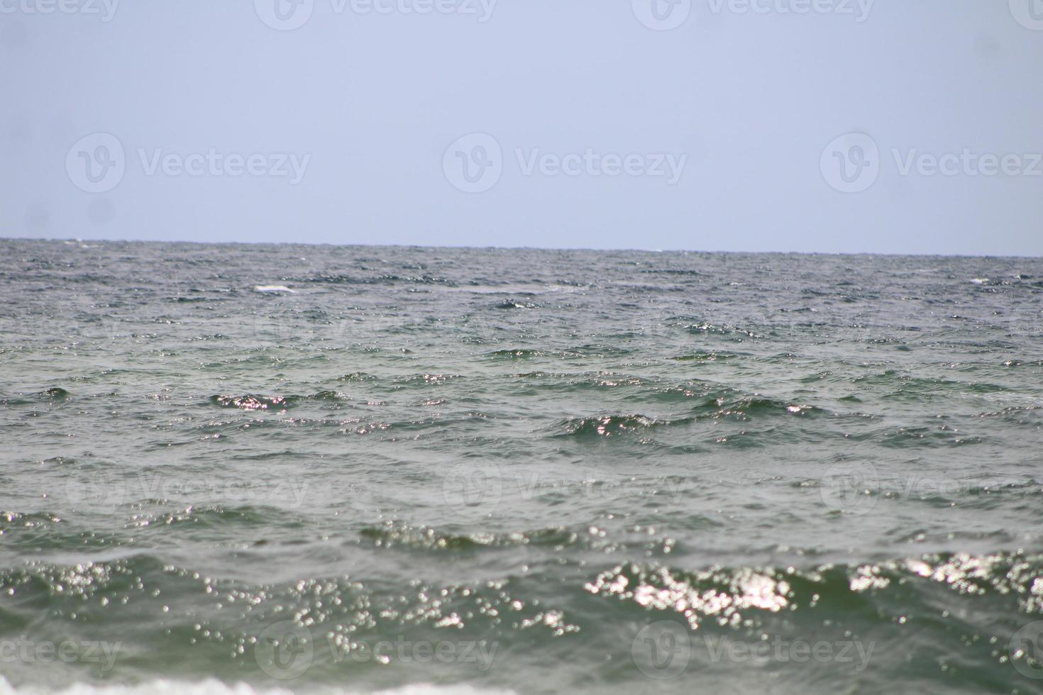 vågor kraschar på de havsstrand foto