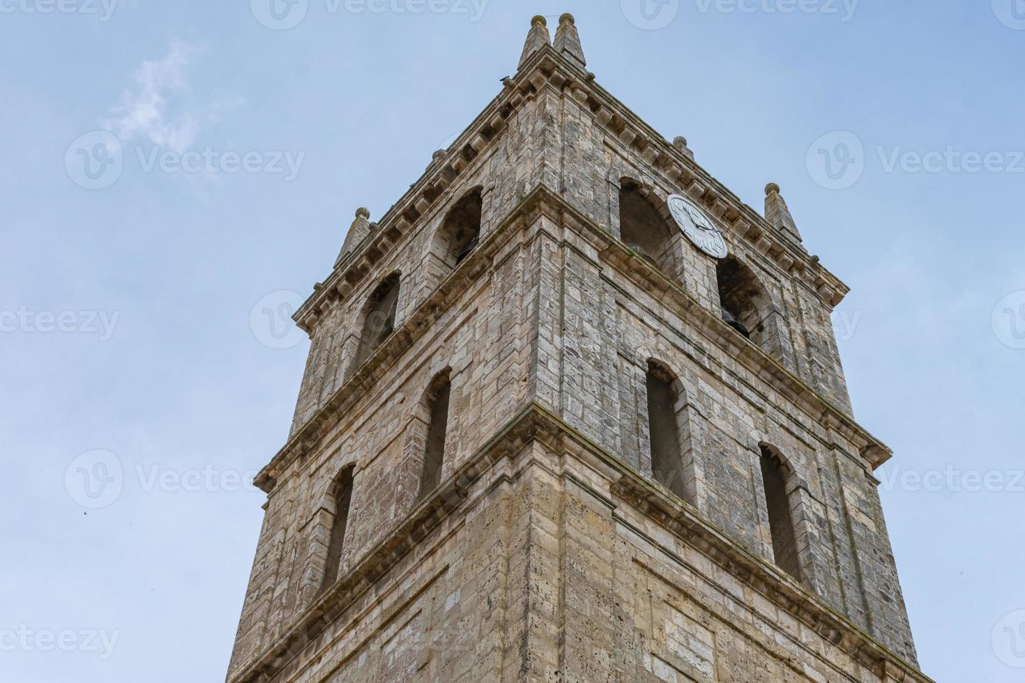 sten torn med katolik kyrka torn foto
