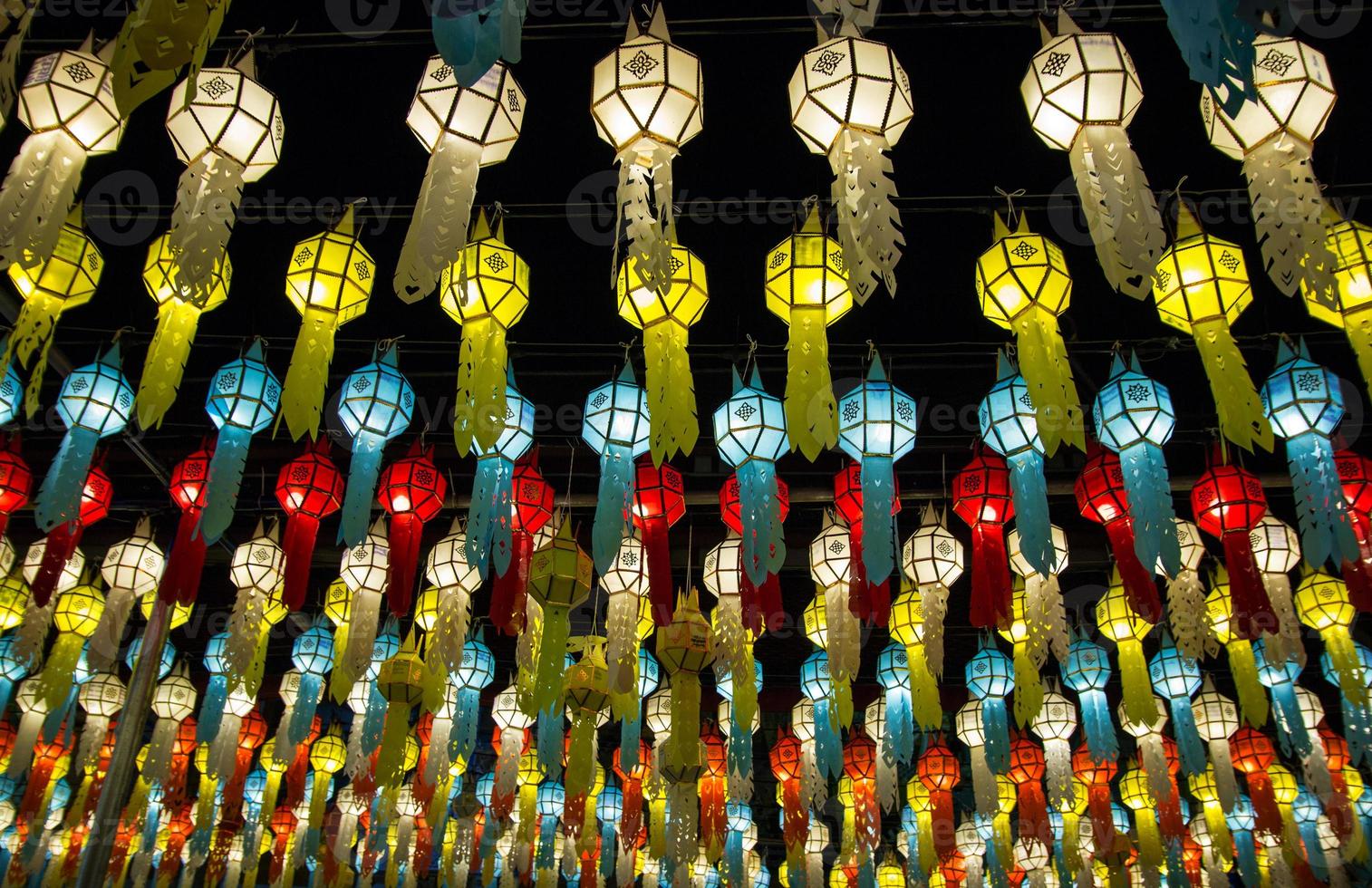 färgrik hängande lyktor belysning på natt himmel i loy krathong festival på nordlig av thailand foto