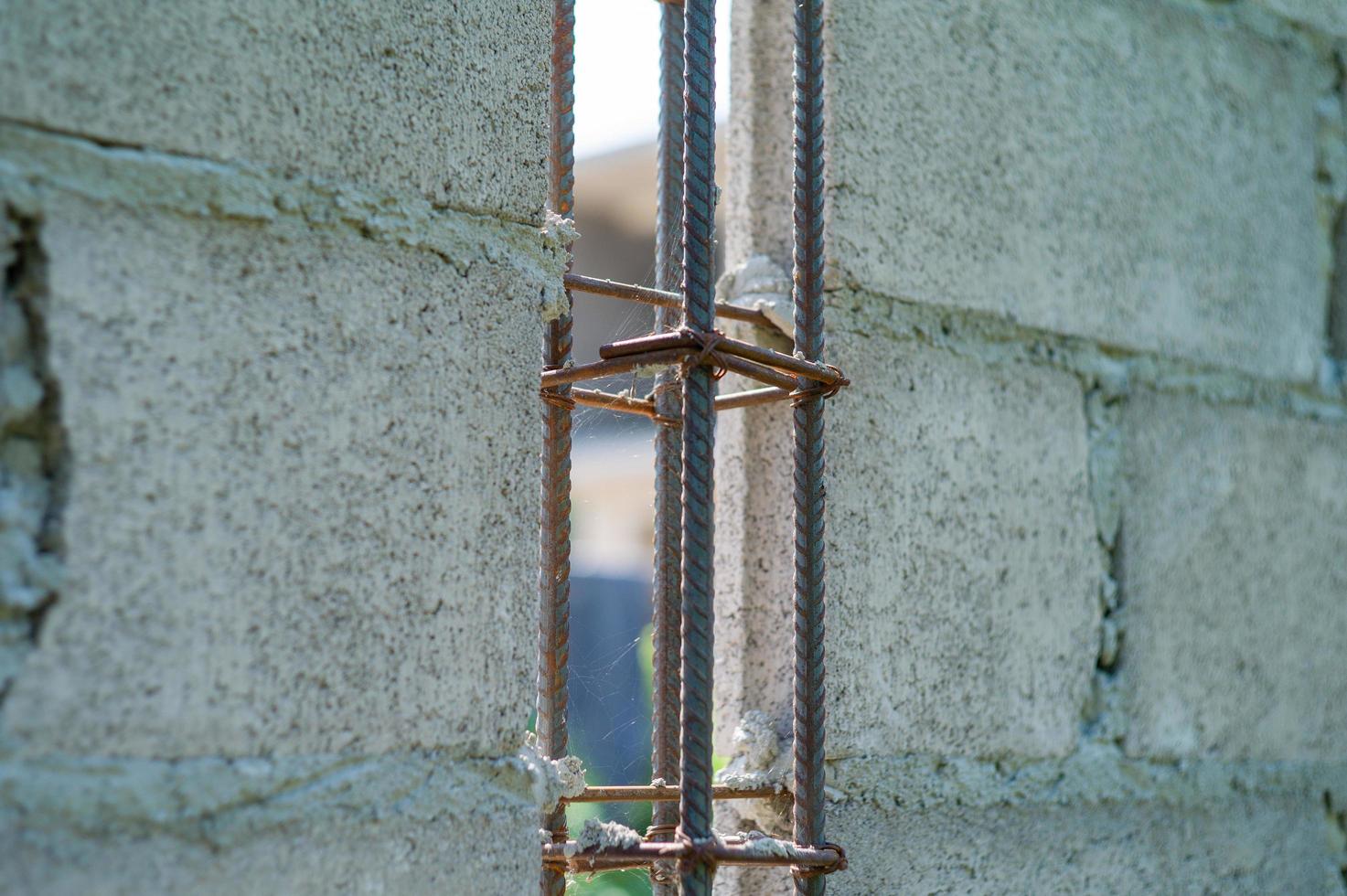 närbild struktur av armeringsstål i cement tegelväggen foto