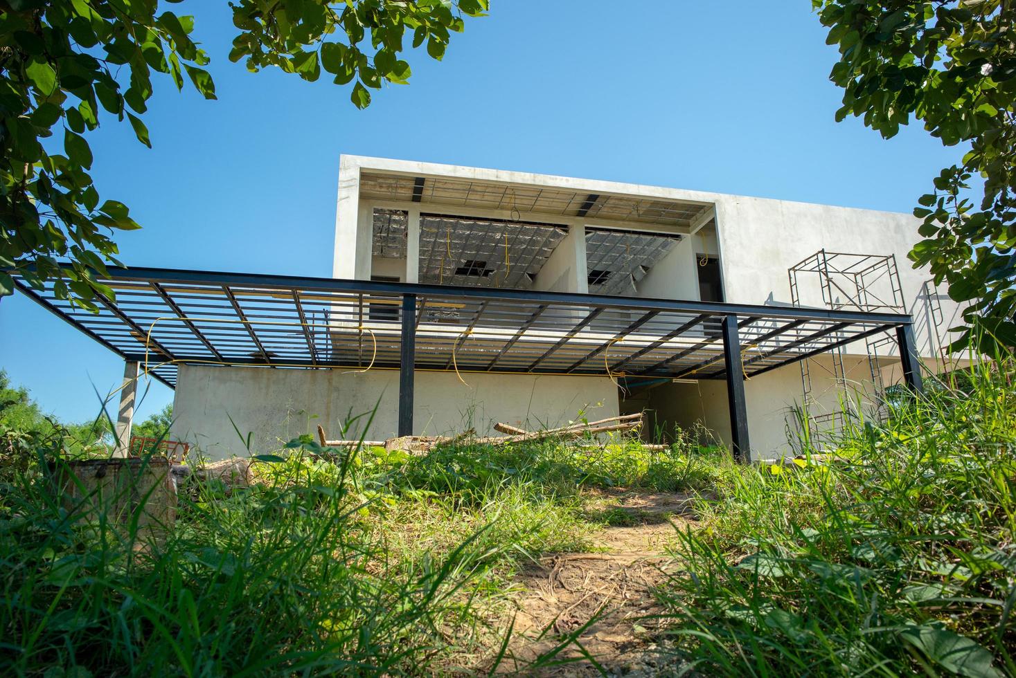 perspektiv och landskap av hus under uppbyggnad med blå himmel i bakgrunden foto