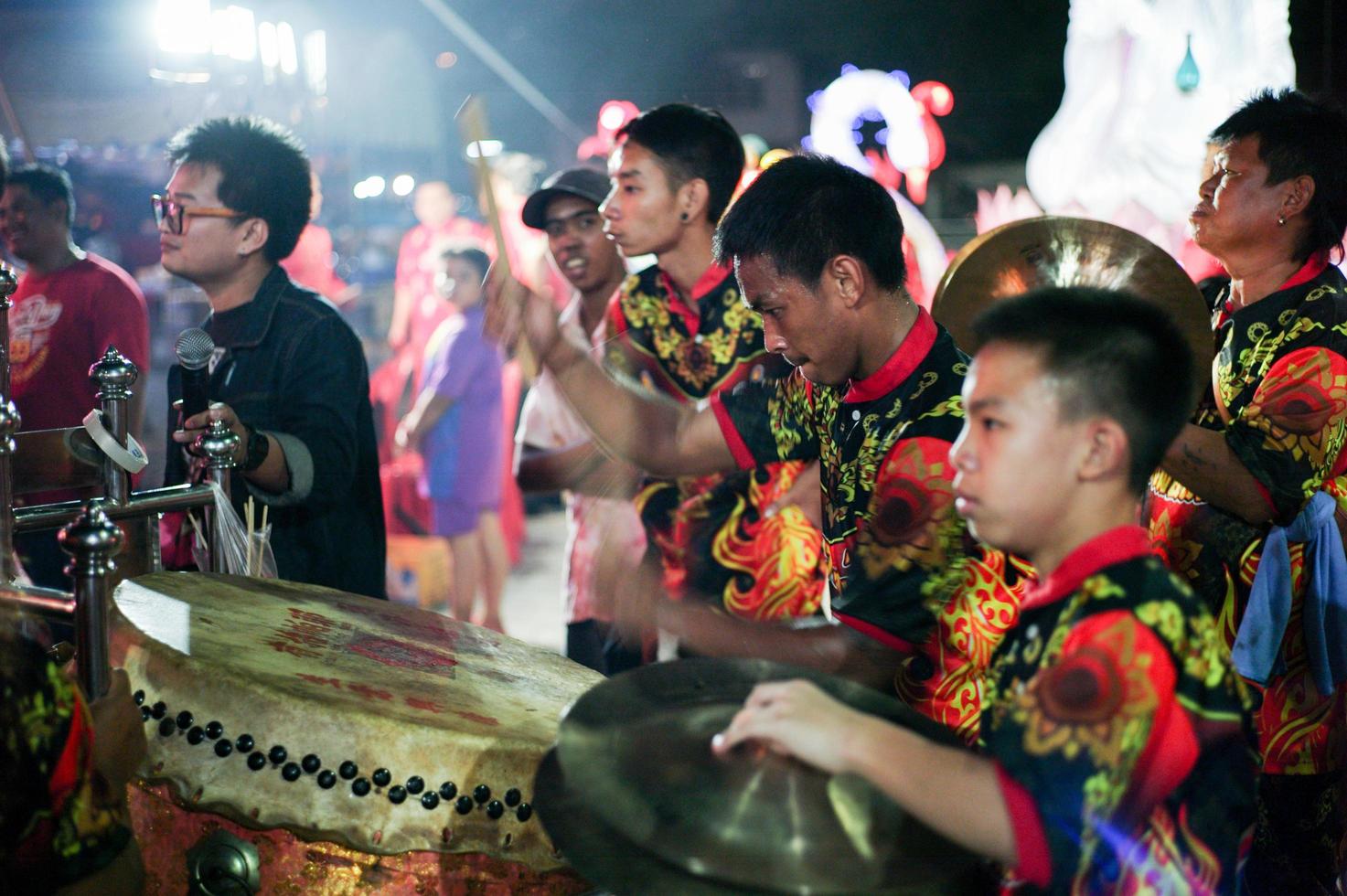 ratchaburi, Thailand 2020 - selektivt fokus på porträtt av manlig trummis med traditionellt band i kinesiskt nyårsfirande foto