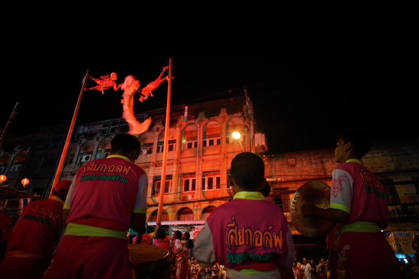 ratchaburi, Thailand 2018 - kinesiskt nyårsfirande av traditionell prestation av lejon med fyrverkerier på den offentliga gatan i centrum foto