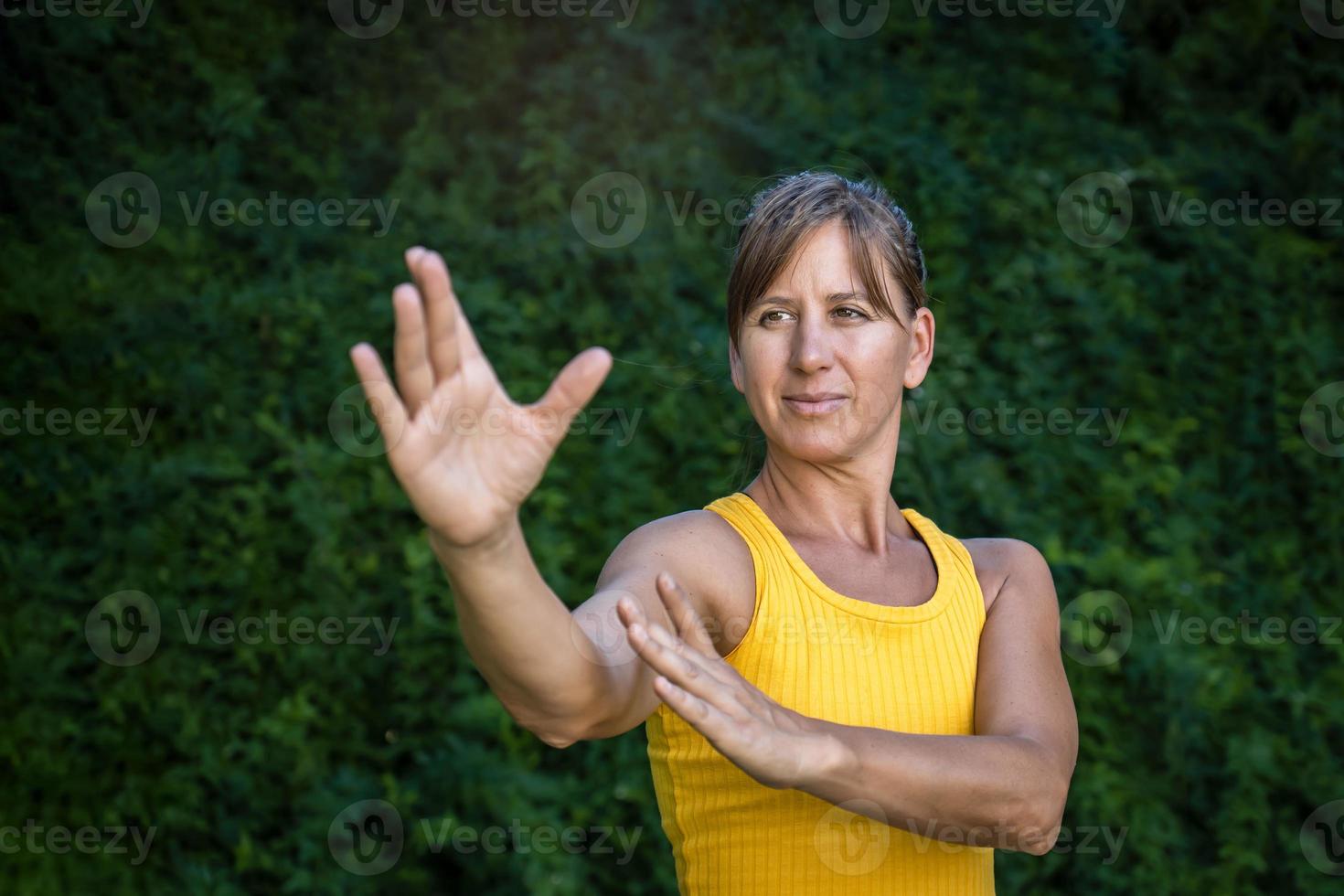 stänga upp av en kvinna praktiker av tai chi och chi kung. foto