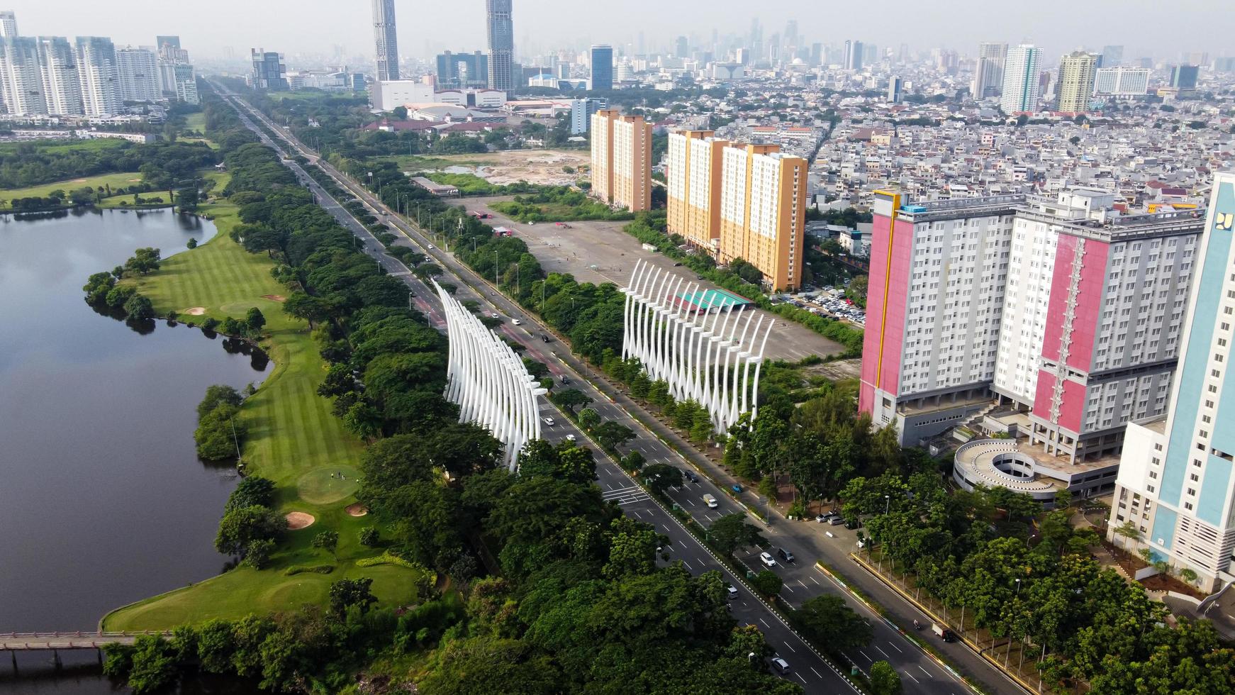 jakarta, indonesia 2021- Flygfoto över motorvägen på morgonen och byggnader foto