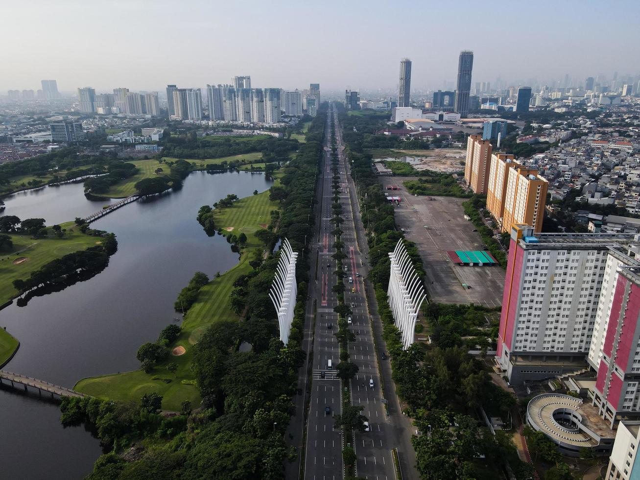 jakarta, indonesia 2021- Flygfoto över motorvägen på morgonen och byggnader foto
